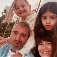 Apéro au milieu des vignes avec une vue imprenable sur la Roche de Solutré.