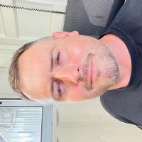 Maison deux chambre avec studio au rez de chaussé. Près des commodité s, épicerie, pizzeria, restaurant. Près de l aéroport. Situé non loin des sorties natures. Piscine au sel, jardin arboré.