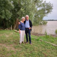 La maison de Bernard  située au cœur  d' une petite  ville a deux pas de tout  commerces et du marche (jeudi et samedi  ) ,a10mn  a pied   piscine  couverte  ,complexe cinéma   salle de jeux pour enfants et nombreux restaurants situe  a 30 mn de   Bordeaux  , St Emilion  , Blaye ,  les 3 sites classes au patrimoine de l' unesco nous sommes a1h30  des plages  Royan   Bassin d’Arcachon  ' Lacanau    et chateaux  du  Medoc  Libourne St andre  de cubzac est desservi  par  des  bus  et train  ( gare 10mn a pied) parc et relais   trams   a 15mn  en voiture   (Parc   la gardette    lormont) acces  autoroute   2mn