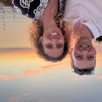 un endroit calme où nous pouvez vous poser dans un jardin arboré et fleuri avec une belle maiso,n