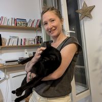 Appartement lumineux avec une terrasse donnant sur un petit port