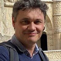 A 15mn de l’aeroport ou 15mn de la gare part Dieu en transports en commun. A 10mn du Matmut stadium et LDLC Arena où d’Eurexpo. A 100m des promenades du canal du Rhône. Cette petite maison climatisée vous permettra d’agréables vacances à Lyon et autour de Lyon.