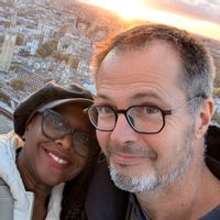 Maison avec jardin au pied d'une colline