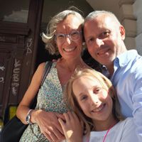 Casa a due piani in un terreno collinoso di 30.000 m2 con moltissimi alberi a ridosso della montagna