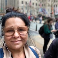 Belle propriété vitrée ,donnant sur une magnifique rivière  tout près du majestueux Lac-St-Jean, où la baignade est accessible directement en face de la maison. Deux belles terrasses aménagées sont disponibles. Une donnant directement sur la salle à manger et l’autre à la rivière.