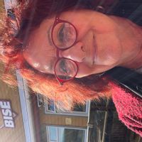 La maison de Reine Maison charmante en bois et pierres naturelles entourée de cèdres avec deck surplombant la rivière des Outaouais qui offre des spectacles quotidiens et des couchers de soleil époustouflants .Accès à la rivière pour baignades et promenades en kayac Site très privé et il n’y a que 8 maisons qui profitent de ce petit paradis. La maison est située a 20 minutes en voiture du merveilleux parc de la Gatineau un terrain de jeu fabuleux pour y pratiquer le vélo , les randonnées pédestres et toutes activités de plein air.  Le Pontiac qui se déploie sur l’Outaouais est le secret le mieux gardé du Québec . À 20 minutes d’Ottawa la capitale du Canada