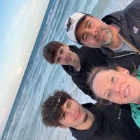 L'écrin de Cuissai est une grande maison accueillante et atypique au pied d'un étang privé