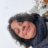 L'appartement de Sonia est lumineux. La terrasse est spacieuse,  avec vue sur les montagnes.