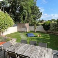 La maison d’Adrien et Anne vous  accueille en plein bourg de Ste Pazanne à proximité des commerces.