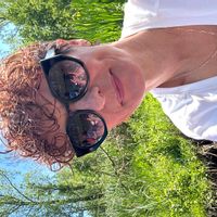 Maison entourée de verdure au porte de la ville