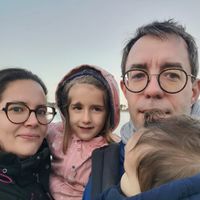 Maison familiale des années 50, simple et lumineuse, 3 chambres (2 enfants), jardin et terrasse.