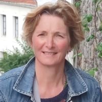 La maison d'Isabelle est à moins de 30mn du site reconnu au patrimoine mondial de l'Unesco, à savoir le Puy de Dôme. A moins de 30 mn du lieu de baignade: le gour de Tazenat. Maison située entre 2 villes : Riom et Clermont Ferrand. Les lieux connus autour du Sancy sont entre 45mn et 1h  en voiture (château de Murol, lac Chambon, lac d'Aydat, puy de Sancy, La Bourboule, Le Mont Dore, la Banne d'Ordanche, le lac du Guéry, le lac Servières...) .