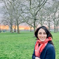 La maison de Alexandra est à 10 mn à pied du centre ville. Tres lumineuse les chambres sont au calme, les espaces spacieux, pas trop difficile de se garer à proximité.