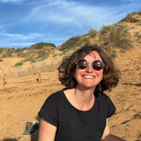 La maison rose face aux montagnes