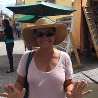 Un rez de jardin dans un grand parc arborré. Un studio cosy rafraîchi par les alizés avec tout le confort souhaité