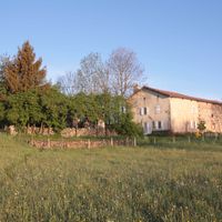 Ferme près d'un lac
