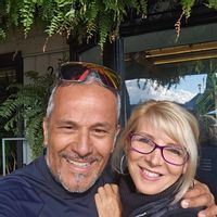Expérience de vie typiquement floridienne au sein du célèbre complexe AZTEC RV RESORT à 20 minutes de la plage de Pompano Beach ou de l'aéroport de Fort Lauderdale. La combinaison d’une luxueuse propriété de vacance et le confort douillet d’un motorisé classe A côte à côte sur un terrain au bord du canal au cœur même du complexe Aztec qui inclus toutes les facilités dont 2 grandes piscines, spa, gym, terrains de tennis, pickleball, volleyball, shuffleboard, fer à cheval et même une endroit pour pratiquer son putting au golf. Une trottinette électrique sera à votre disposition pour parcourir le réseau de petites rues privées longeant les 655 terrains ornés de palmiers royales et d'une végétation luxuriante sans oublier les installations communes situés en plein centre du complexe.