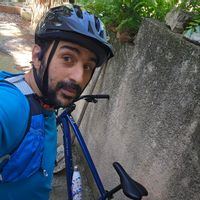 En plein milieu de nulle part sur un terrain de 1500m2. Tyrolienne, piscine l'été, cabane dans le jardin... À 20min de vélo de l'abbaye de Valmagne. Cadre bucolique..
