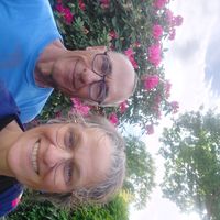 La maison de EMMANUELLE et YVES est une maison de plain pied, avec un grand jardin, une piscine, entre la campagne et la ville. Son exposition SUD et la tranquillité du quartier sont ses principaux atouts. Pistes cyclables, lac et grand parc à 2  minutes de la maison. Sentiers en bord de rivière à 200 mètres. Centre ville d'Angers à 10 minutes en voiture (150.000 habitants), avec commerces, lieux culturels et de patrimoine.