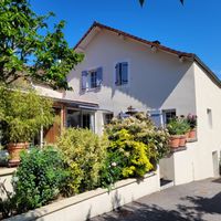 Maison rénovée des années 1900. Un logement de 54m2 sur 2 niveaux à été aménagé. Entièrement indépendant, dans lequel vous vous sentirez "comme à la maison " .Il y a une chambre avec salle d'eau et lit en 160 au 2em niveau.  Au 1er niveau, une cuisine entièrement aménagée avec un petit salon et canapé convertible. Télévision grand écran.  WiFi.  Au RDC , une grande entrée avec placard, suffisamment grande pour y entreposer 2 ou 3 vélos.  A l'extérieur une petite terrasse,  un espace vert ou il sera possible de prendre vos repas. La maison est tout prêt d'une fruitière à Comté,  où vous trouverez quantité de bonnes choses à déguster. La ville de Dole est à 12mn en voiture,  Auxonne à environ 8mn. Dans le village,  il n'y a pas d'autres commerces.  Il compte environ 300 habitants,  on y vit sereins et tranquilles.