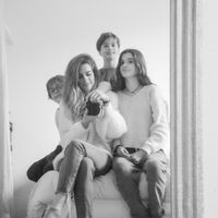 La maison de Julie Maison des années 20 et son atelier de ferronnerie fraîchement rénové ; nous en avons fait une maison d’habitation très agréable à vivre avec son petit jardin intimiste et paisible. Nous habitons en face de la gare qui mène à Bordeaux (en 15min). Nous sommes au cœur du vignoble des graves à 1h de l’océan.