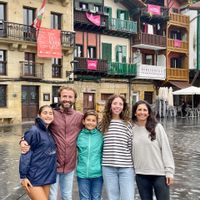 Nuestra casa es una casa familiar, lista par ser disfrutada y que nuestros huéspedes se sienta felices y disfruten de su estancia. Con la libertad de sentirse como si estuvieran en su propia casa. Nosotros disfrutamos mucho con la terraza que tenemos y en la que hacemos barbacoas y cenamos las noches estrelladas de verano, disfrutando del buen clima que tenemos en España. Como estamos en el centro de la ciudad, es muy bueno tener aparcamiento propio y también disponer de nuestra bicicletas para dar paseos. Cerca de nuestra ubicación hay transporte público y muchos parque. Además de una zona monumental muy bonita. Badajoz es una zona estratégica para poder visitar tanto Portugal, como la zona suroeste de estaña y sobre todo Extremadura. Que tienen ciudades más como Mérida (ciudad Romana), Cáceres (Ciudad monumental donde se ha rodado Juego de Tronos), El Valle de Jerte......