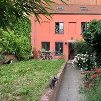 Petite maison charmante centre-ville, proche du RAVEL (vélo), de la gare et des accès autoroutiers.