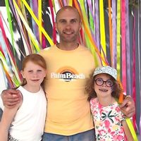 Maison mitoyenne située en bordure de la baie de Saint Brieuc située dans un hameau au calme. Vue sur la mer des chambres et du grand jardin. Proximité de la ville de Saint Brieuc et des plages.