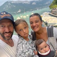 La maison de Jean matthieu est située à 20 mn du vieux port de Marseille et à 20 mn du Cour Mirabeau sur Aix-en-Provence. Les plages de la côte bleue sont à 25 mn ou si vous préférez Cassis et la Ciotat sont à 40 mn. C'est une maison entièrement rénovée de 2022 et climatisée. Au RDC, vous disposez d'une pièce à vivre de 50m2 avec travertin au sol et cuisine entièrement équipée. A l'étage se trouvent les 4 chambres et la salle de bain (douche et baignoire). Sur un terrain arboré de 400m2, elle dispose de 2 terrasses, (Nord et Sud), d'une piscine et 2 places de parking.