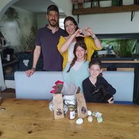 Charmant appartement calme, fonctionnel et de construction récente. Situé à pied : entre 5 & 10min des remparts, centre commercial, commerces, restaurants, cinéma, terrains de sport tennis, skate park/parc pour enfants/parc canin. Plage de La Baule 10 min en voiture, 25min en vélo.
Disposant d'un lit cabane avec 2 lits de 160 par 190cm, d'une cuisine aménagée, d'un salon coin repas et d'une terrasse extérieure de 17m². Une place de parking privative et sécurisée située à l'avant du logement.