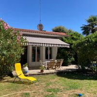 Charmante maison de Sophie en plein cœur d’Hossegor station balnéaire célèbre pour le surf, la maison est en plein centre au cœur des commerces , dans une allée privée , à côté d’un parc pour enfant du lac et à 10mns à pied de la mer . Très calme en plein centre ville