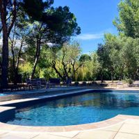 Immense maison vigneronne rénovée avec grande piscine.