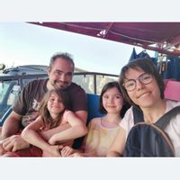 Hello, Famille de 4 personnes Envie de voyager tout en faisant découvrir notre belle région à tous.