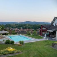 Propriété offrant une vue à couper le souffle ! Proche des commodités et des lieux touristiques.