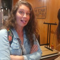 chambre sous les combles avec un lit double.