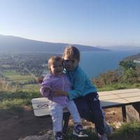 Au bord du lac d'Annecy, au pied des montagnes, vous serez les bienvenus chez nous.