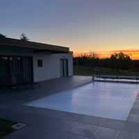 Pool house à la campagne avec piscine.