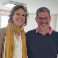 Maison en pierre de taille avec piscine.