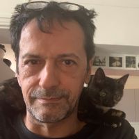 Maison dans une vallée calme et verte.