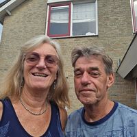 Vrijstaande woning met tuin rondom en overkapping. In een dorp midden in een bosrijk gebied.
