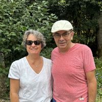 Brévinoise sur terrain boisé avec piscine et jardin