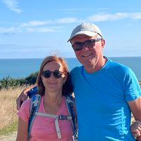 Carnac, site historique avec ses mégalithes (classé par l'Unesco en 2025) et ses plages de sable fin