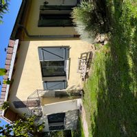 La maison de Sev et JP dans un écrin de verdure.