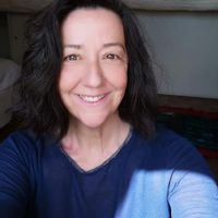 La maison de Marie est très calme, et lumineuse avec balcon, tour eiffel visible. Accés Chps Élysées