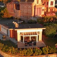 Maison de plage familiale en Normandie. Les baies vitrées du séjour dominent la mer.