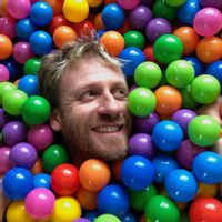 Maison spacieuse avec piscine dans un village tranquille.