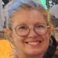 Maison spacieuse et pleine de charme au milieu d'un jardin tropical avec piscine.