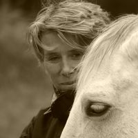 La maison de Helene se situe dans un jardin zen, un grand parc arboré où vivent bcq d oiseaux.