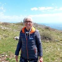 La chambre privée de Claude est très claire, de plain pied, une salle de bain neuve attenante.