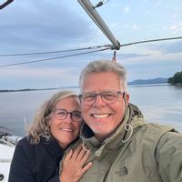 La chambre de la maison sous les arbres